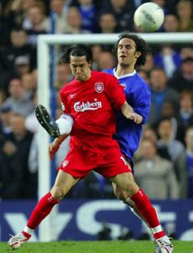 Liverpools Luis Garcia angribes bag fra af Chelseas Ricardo Carvalho. - Foto: AP 