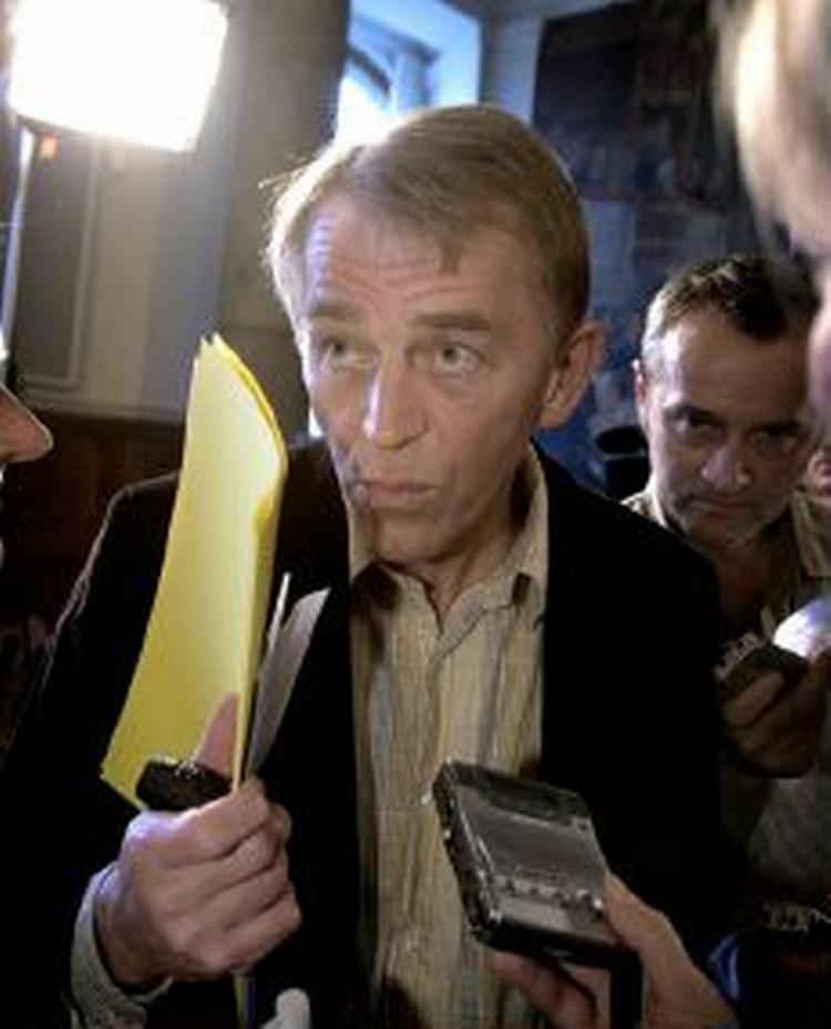 Villy Søvndal blev straks efter resultatet omringet af journalister og fotografer ved SF's gruppeværelse på Christiansborg. - Foto: Jens Dresling 