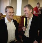 SF's Ole Sohn gratulerer Villy Søvndal med sejren. - Foto: Jens Dresling 