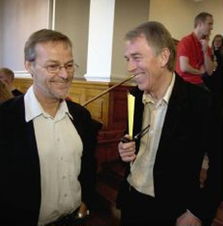 SF's Ole Sohn gratulerer Villy Søvndal med sejren. - Foto: Jens Dresling 