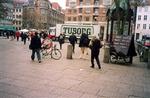 Er longjohnen til højre udtryk for ulovlig skiltning eller lovlig cykelparkering? Døm selv - eller vent på byretten? - Foto: Privat 
