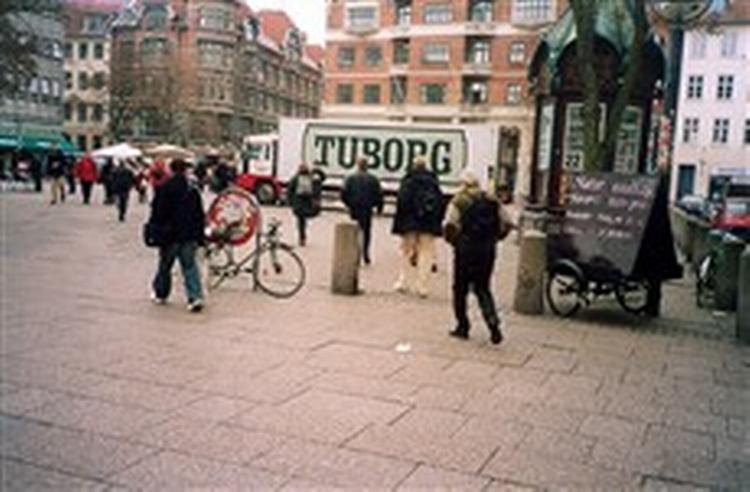Er longjohnen til højre udtryk for ulovlig skiltning eller lovlig cykelparkering? Døm selv - eller vent på byretten? - Foto: Privat 