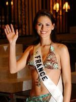 Den fagre Miss France 2004, Laetita Bléger, har måtte aflevere sit diadem på grund af uartige billeder. Sikke noget. - Foto: AP 