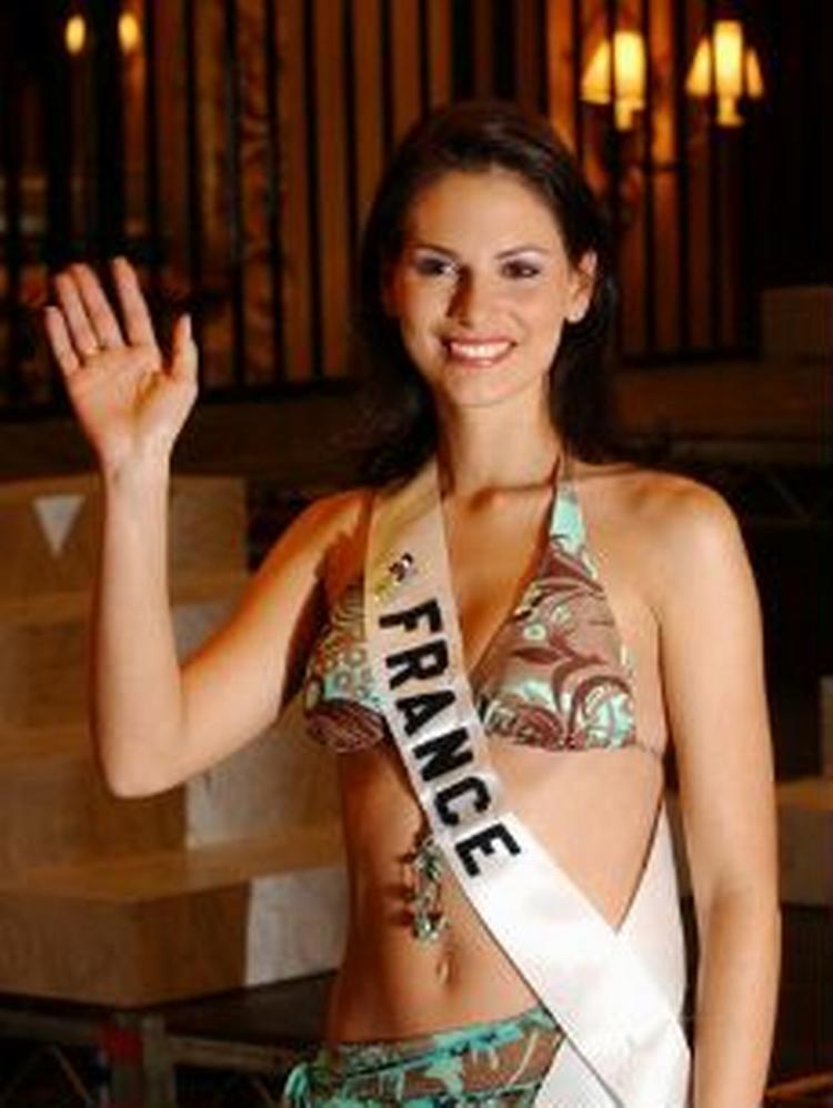 Den fagre Miss France 2004, Laetita Bléger, har måtte aflevere sit diadem på grund af uartige billeder. Sikke noget. - Foto: AP 