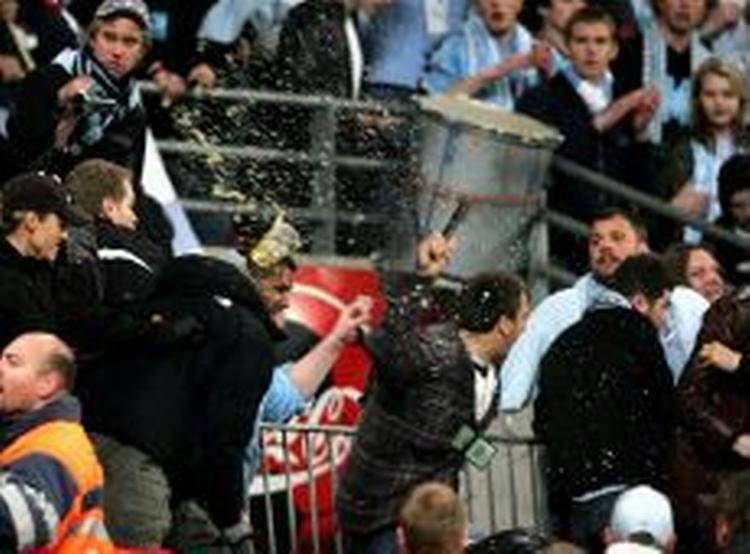 Ifølge svenske fans gik Københavns politi unødvendigt hårdt til værks over for de medrejsende, svenske fans. - Foto: Jan Sommer 