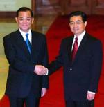 Det taiwanistiske Nationalistpartis formand Lien Chan giver Kinas præsident et afgørende håndtryk. - Foto: AP 