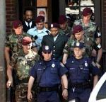 Sergent Hasan Akbar (i midten) eskorteres ud af retslokalet i North Carolina. - Foto: AP 