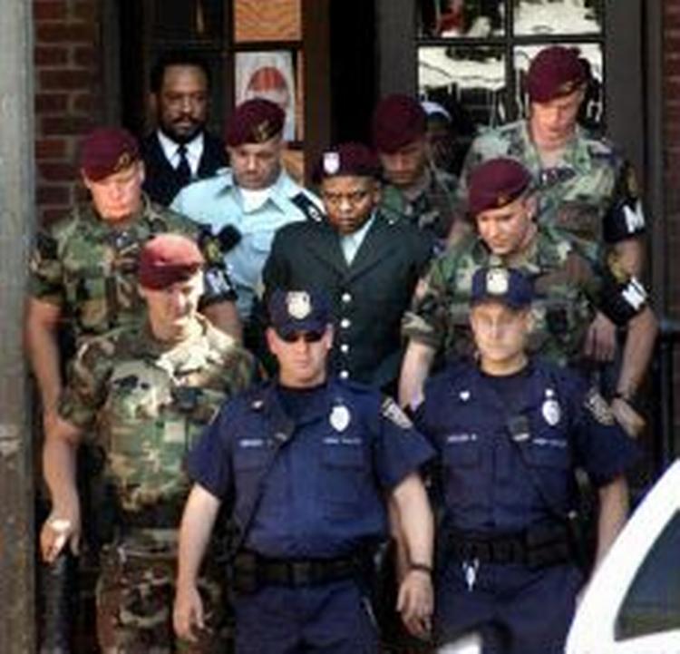 Sergent Hasan Akbar (i midten) eskorteres ud af retslokalet i North Carolina. - Foto: AP 