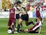 Roy Makaay (gul) var dagens mand for Bayern med tre scoringer. - Foto: AP 
