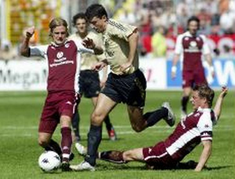 Roy Makaay (gul) var dagens mand for Bayern med tre scoringer. - Foto: AP 