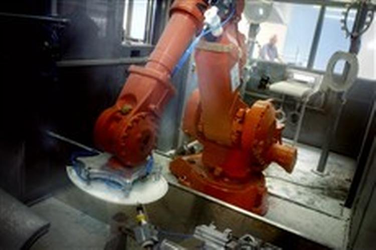 Robotter har sikret, at toiletsædeproducenten Pressalit er konkurrencedygtig. Medarbejderfrygt for arbejdspladser var ubegrundet, ingen er blevet fyret.   Foto: Rasmus Baaner 