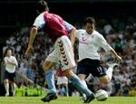 Andy Reid (hvid) scorer til 4-1 for Tottenham. - Foto: AP 