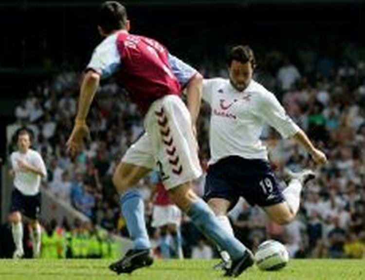 Andy Reid (hvid) scorer til 4-1 for Tottenham. - Foto: AP 