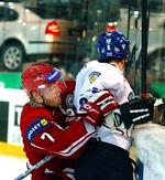 Jesper Damgaard (tv) i nærkamp med finske Jussi Jokinen under opgøret lørdag. - Foto: Ole Kjær 