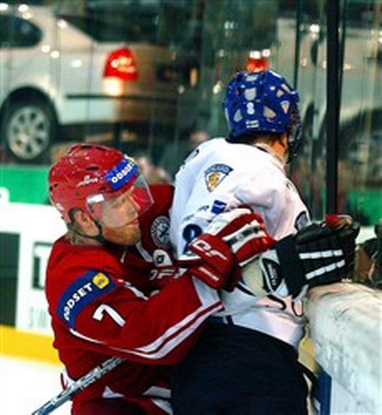 Jesper Damgaard (tv) i nærkamp med finske Jussi Jokinen under opgøret lørdag. - Foto: Ole Kjær 
