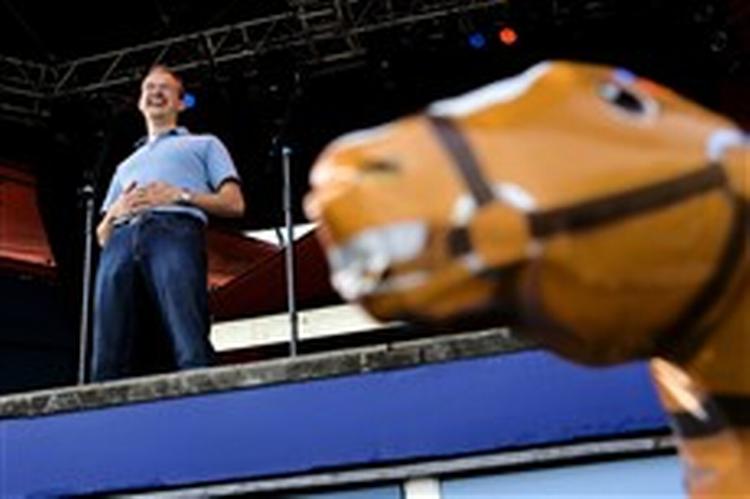 Et kæmpegrin i Tivoli i går. Manden på scenen kom hele vejen fra Århus for at være med til latterdagen   og fik en andenplads.   Foto: Peter Hove Olesen 