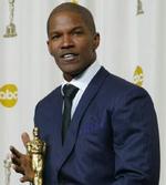 Jamie Foxx med sin Oscar for hovedrollen i Ray. - Foto: AP 