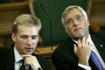 Thor Pedersen (V) (t.h.) kommer nu finansordfører Kristian Thulesen Dahl (DF) (t.v.) i møde om efterlønnen. - Foto: Kim Nielsen 