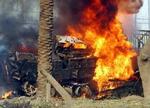 En amerikansk kampvogn brænder i nærheden af Bagdad efter et møde med en irakisk bombe. - Arkivfoto: AP 