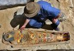 Zahi Hawass fremviser mumien på gravpladsen i Saqqara syd for Kairo. - Foto: AP 
