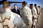 Premierminister Tony Blair under et besøg hos de britiske tropper i Irak. I hans egne partirækker vokser modstanden mod regeringschefens Irakpolitik.   Arkivfoto: AP 