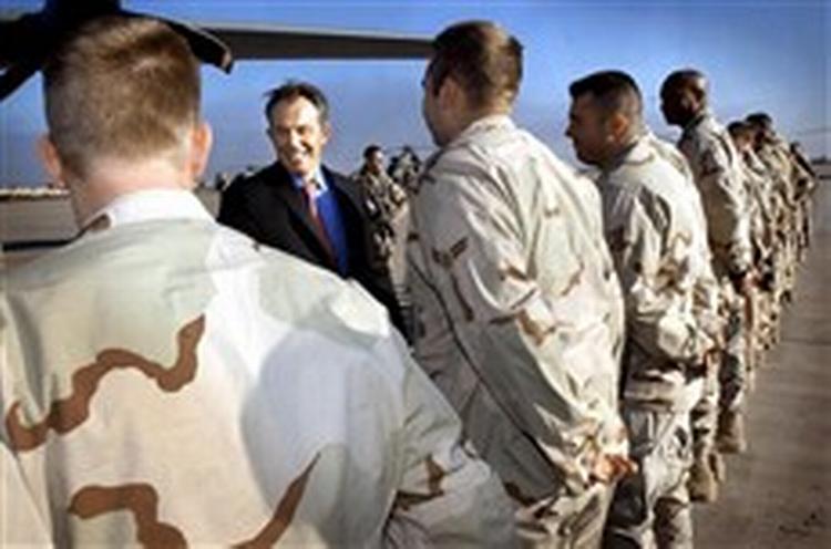 Premierminister Tony Blair under et besøg hos de britiske tropper i Irak. I hans egne partirækker vokser modstanden mod regeringschefens Irakpolitik.   Arkivfoto: AP 