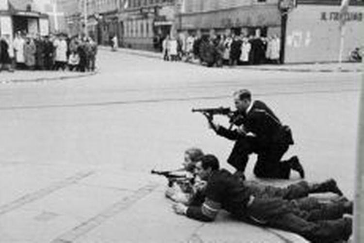 Danske modstandsfolk skyder med skarpt mod tyske soldater i slutningen af krigen. - Arkivfoto: Tage Christensen 
