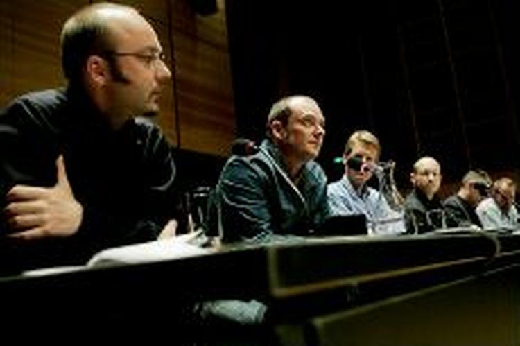 Fem bogaktuelle historikere diskuterer besættelsen på Det Kongelige Bibliotek. Fra venstre: Joachim Lund, Claus Bundgård Christensen, Bo Lidegaard, ordstyrer Adam Holm, Niels Wium Olesen og Jakob Sørensen.   Foto: Mads Nissen 