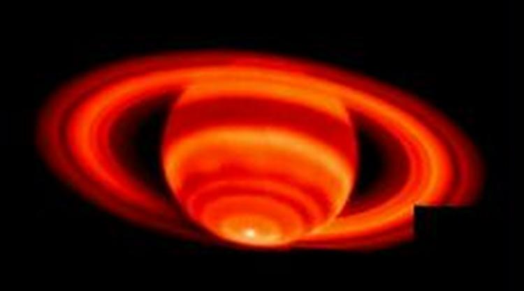 De 12 nye måner har alle en omløbstid om Saturn - der her ses på et infrarødt foto - på omkring to år. - Arkivfoto: AP 