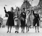 Glade - men fornuftigt klædte - danske piger jubler i København 5. maj 1945. - Arkivfoto: Erik Petersen 