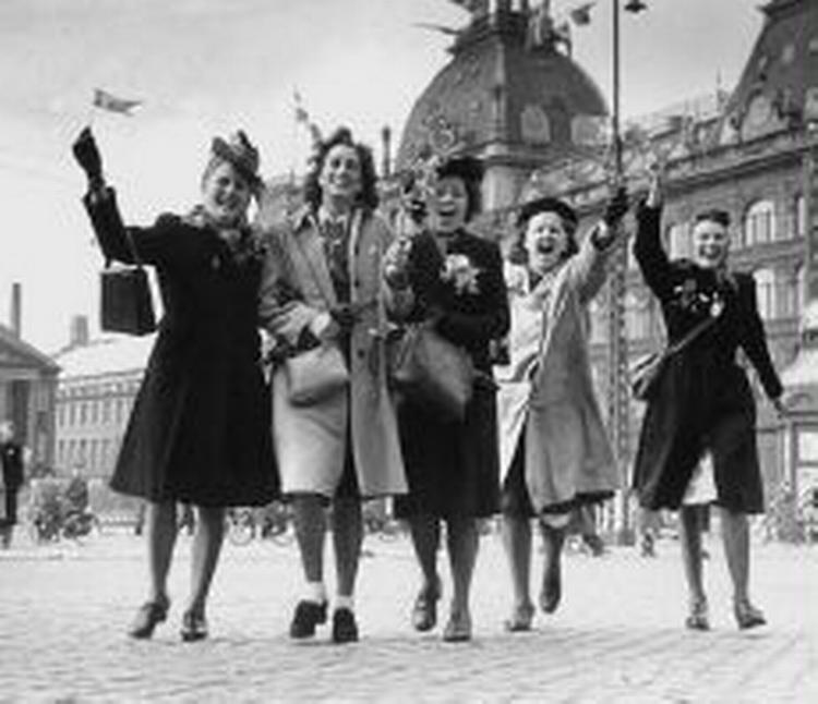 Glade - men fornuftigt klædte - danske piger jubler i København 5. maj 1945. - Arkivfoto: Erik Petersen 