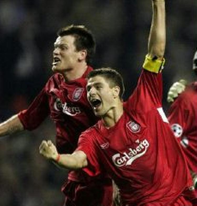 En halv milliard tv-seere så Steven Gerrard og holdkammeraterne juble efter sejren - med Carlsberg på brystet. - Foto: AP 
