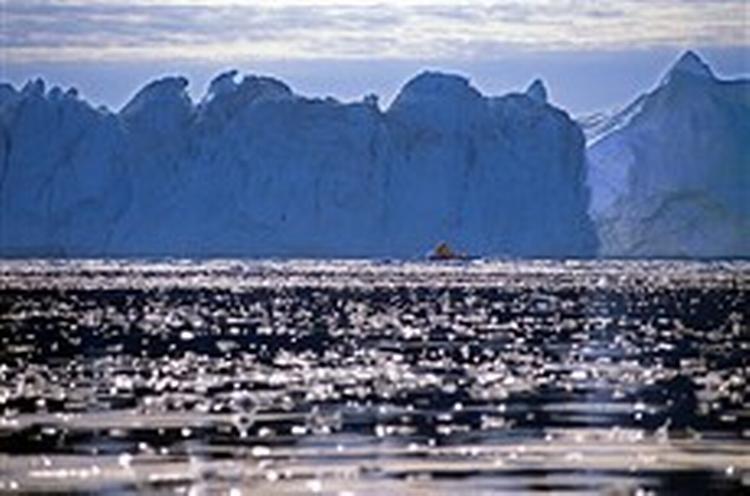 Jakobshavn Isbræ flyder ud i Ilulissat Isfjord med en hastighed på 34 meter i døgnet.   Foto: Karsten Bidstrup 
