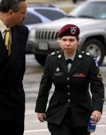 Lynndie England ankommer til militærdomstolen med sin advokat. - Foto: AP 