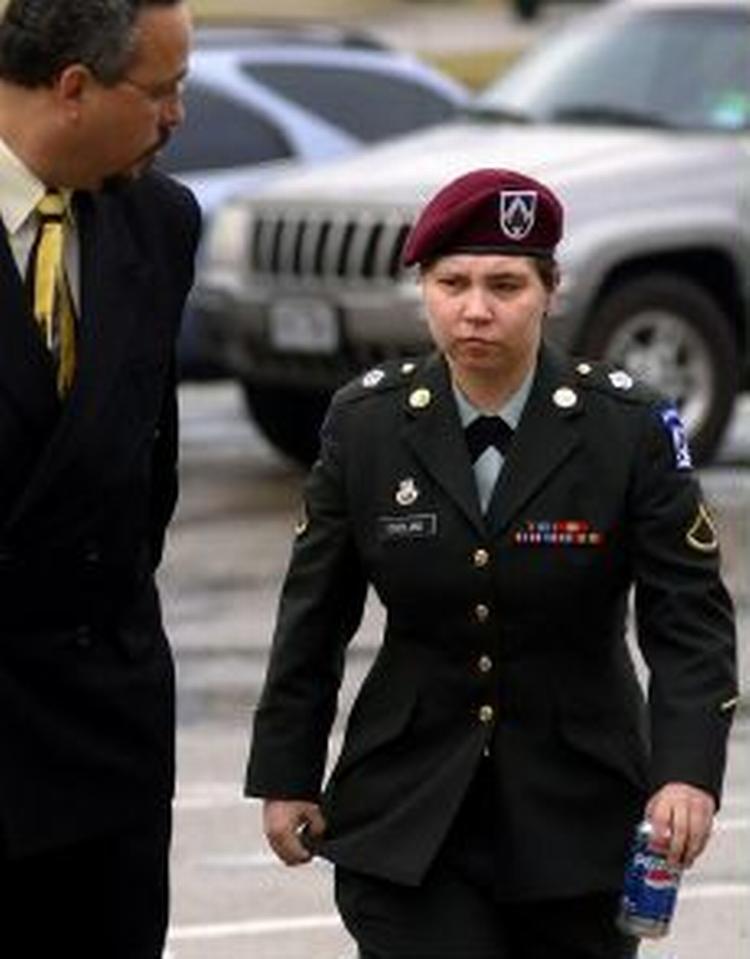 Lynndie England ankommer til militærdomstolen med sin advokat. - Foto: AP 