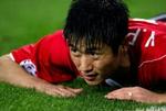 PSV's Young-Pyo Lee er nede og bide i græsset. - Foto: AP 