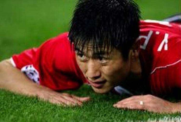PSV's Young-Pyo Lee er nede og bide i græsset. - Foto: AP 