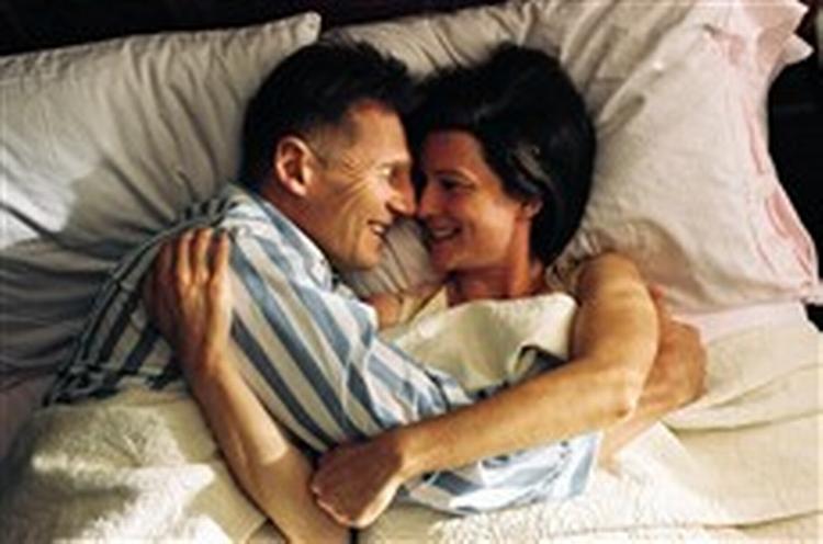 Irske Liam Neeson ligner virkelighedens Kinsey meget lidt; han ligner mere en Hollywoodhovedperson. I filmen danner han par med Laura Linney, hvis diskret følsomme spil sjældent skuffer. - Foto fra filmen 