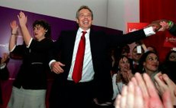 Tony Blair sammen med sin kone Cheri. - Foto: AP 