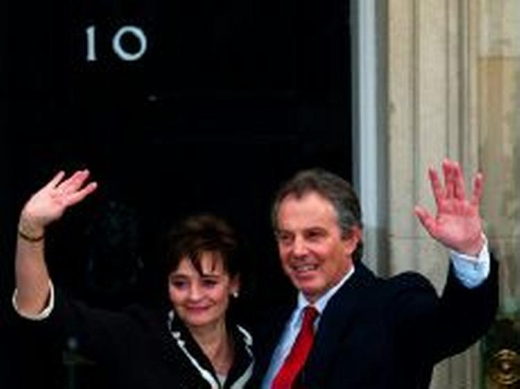 Tony Blair foran Downing Street nr. 10 efter valgsejren. - Foto: AP 