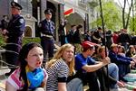 <b>Protest.</b> Unge ukrainere demonstrerer foran den hviderussiske ambassade i Kijev. De kræver fem ukrainere løsladt, som sidder fængslet i Minsk i Hviderusland, hvor de blev anholdt under en demonstration.   Foto: Sergei Chuzavkov/AP 