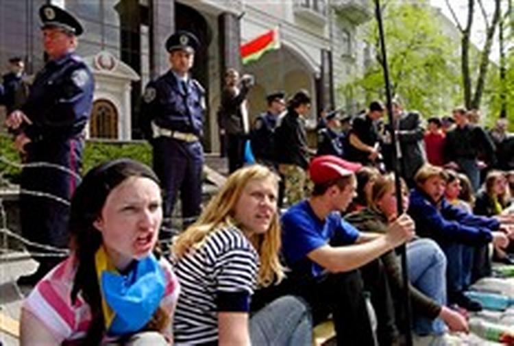 <b>Protest.</b> Unge ukrainere demonstrerer foran den hviderussiske ambassade i Kijev. De kræver fem ukrainere løsladt, som sidder fængslet i Minsk i Hviderusland, hvor de blev anholdt under en demonstration.   Foto: Sergei Chuzavkov/AP 
