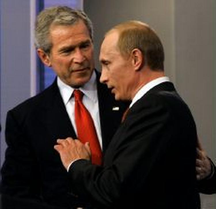 Den amerikanske præsident Bush og den russiske præsident Putin under et møde i Slovakiet i februar. I weekenden mødes de igen. - Foto: AP 