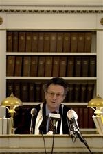 . Højesteretspræsident Torben Melchior har færre bijob. Nu sidder han som formand for et udvalg under Justitsminiteriet og et par fonde. Hvor meget han tjener på det, vil han ikke sige.   Arkivfoto: Magnus Møller 