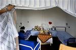 Sandholmlejrens sikrede afdeling for kvinder er fyldt af danske fanger, fordi der ikke er plads til dem i Vestre Fængsel. Derfor bor 10 kvindelige asylansøgere nu i båsene adskilt af tynde vægge.   Foto: Peter Hove Olesen 
