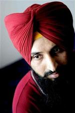 Paramdeep Singh begyndte at gå med turban som 12-årig »og i dag kan jeg rulle den på i løbet af fem-seks minutter«.   Foto: Thomas Borberg 