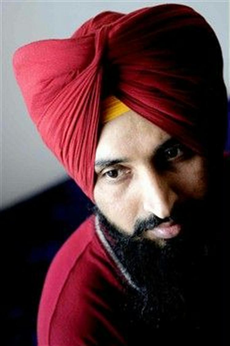 Paramdeep Singh begyndte at gå med turban som 12-årig »og i dag kan jeg rulle den på i løbet af fem-seks minutter«.   Foto: Thomas Borberg 