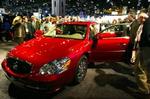 Nok kigge - men ikke købe. Amerikanske forbrugere på bilmesse i Chicago ser på en Buick Lucerne fra General Motors. Men amerikanerne svigter bilkoncernen, når der skal handles bil. - Foto: AP 