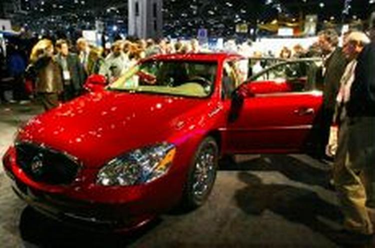 Nok kigge - men ikke købe. Amerikanske forbrugere på bilmesse i Chicago ser på en Buick Lucerne fra General Motors. Men amerikanerne svigter bilkoncernen, når der skal handles bil. - Foto: AP 
