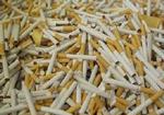 I Skandinavisk Tobakskompagni undrer man sig over de lave priser på de engelske cigaretter. - Foto: Peter Hove Olesen 